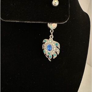 Peacock feather rhinestone detail on silver tone metal belly ring